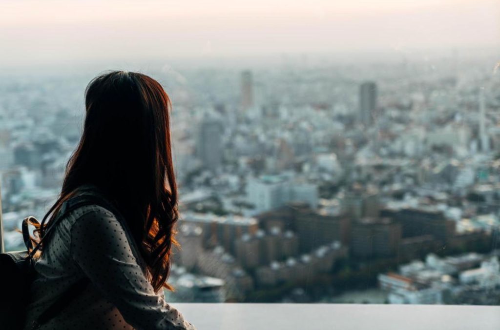 Perché accade: le radici della tristezza expat