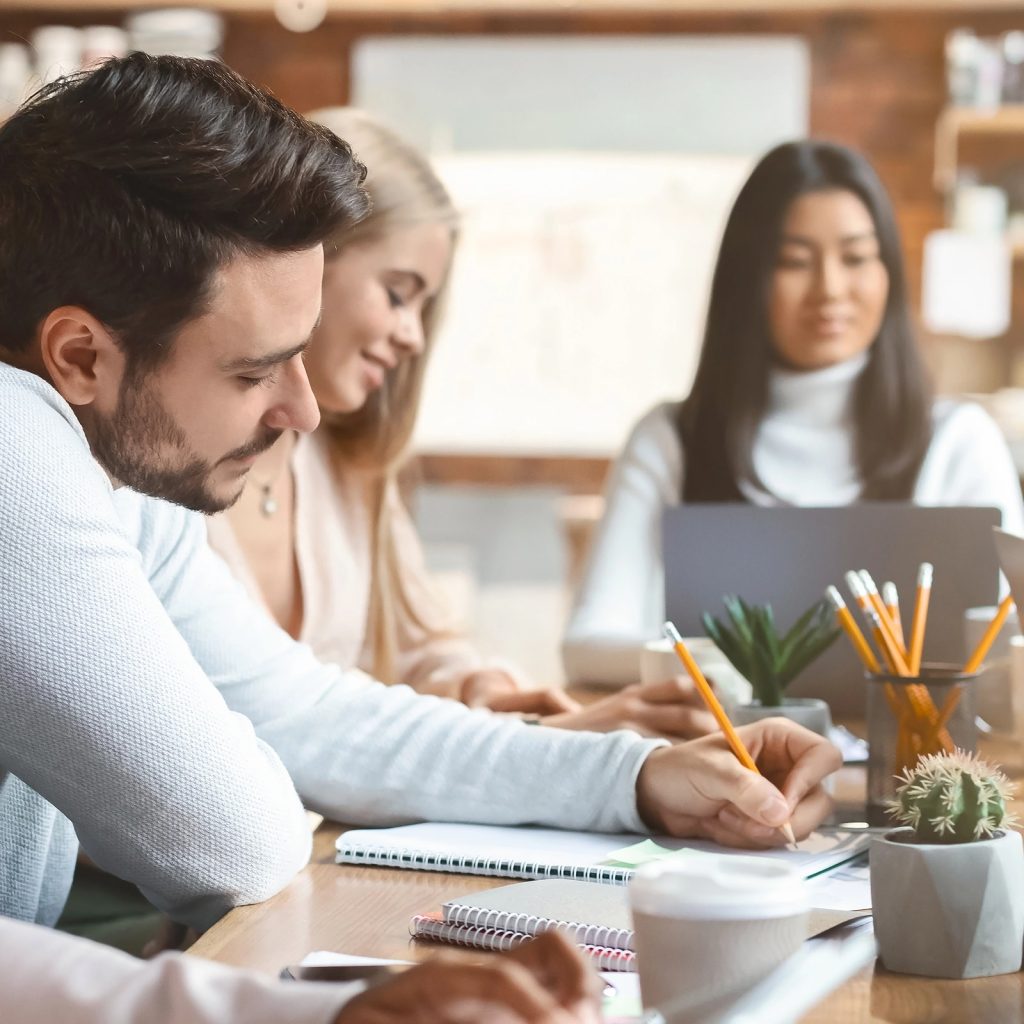 Persone che lavorano ad un tavolo